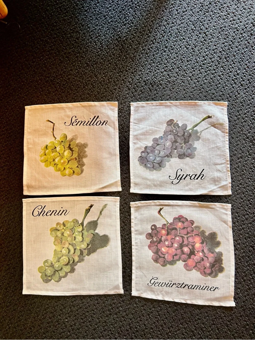 4 Different Wine 🍷and Grapes  🍇Print Linen Napkins - Set of 4